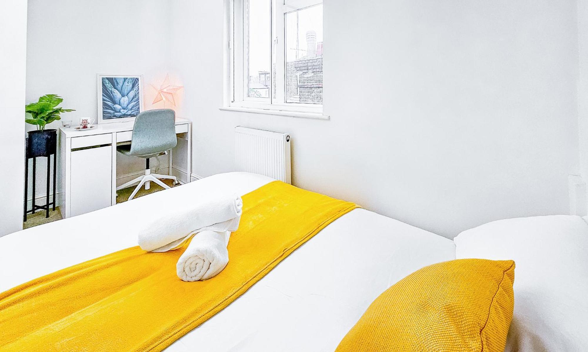 Charming London Home, Opp Arnos Grove Underground Station, Parking New Southgate Dış mekan fotoğraf