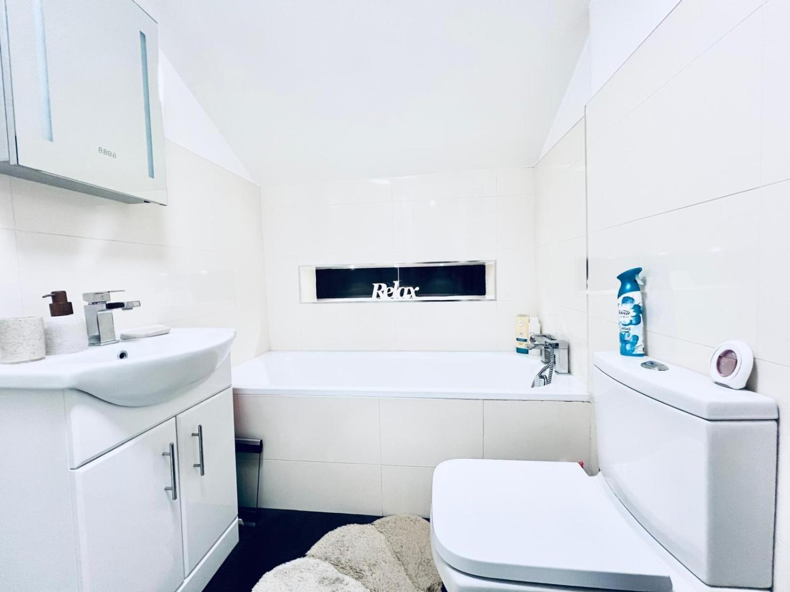 Charming London Home, Opp Arnos Grove Underground Station, Parking New Southgate Dış mekan fotoğraf