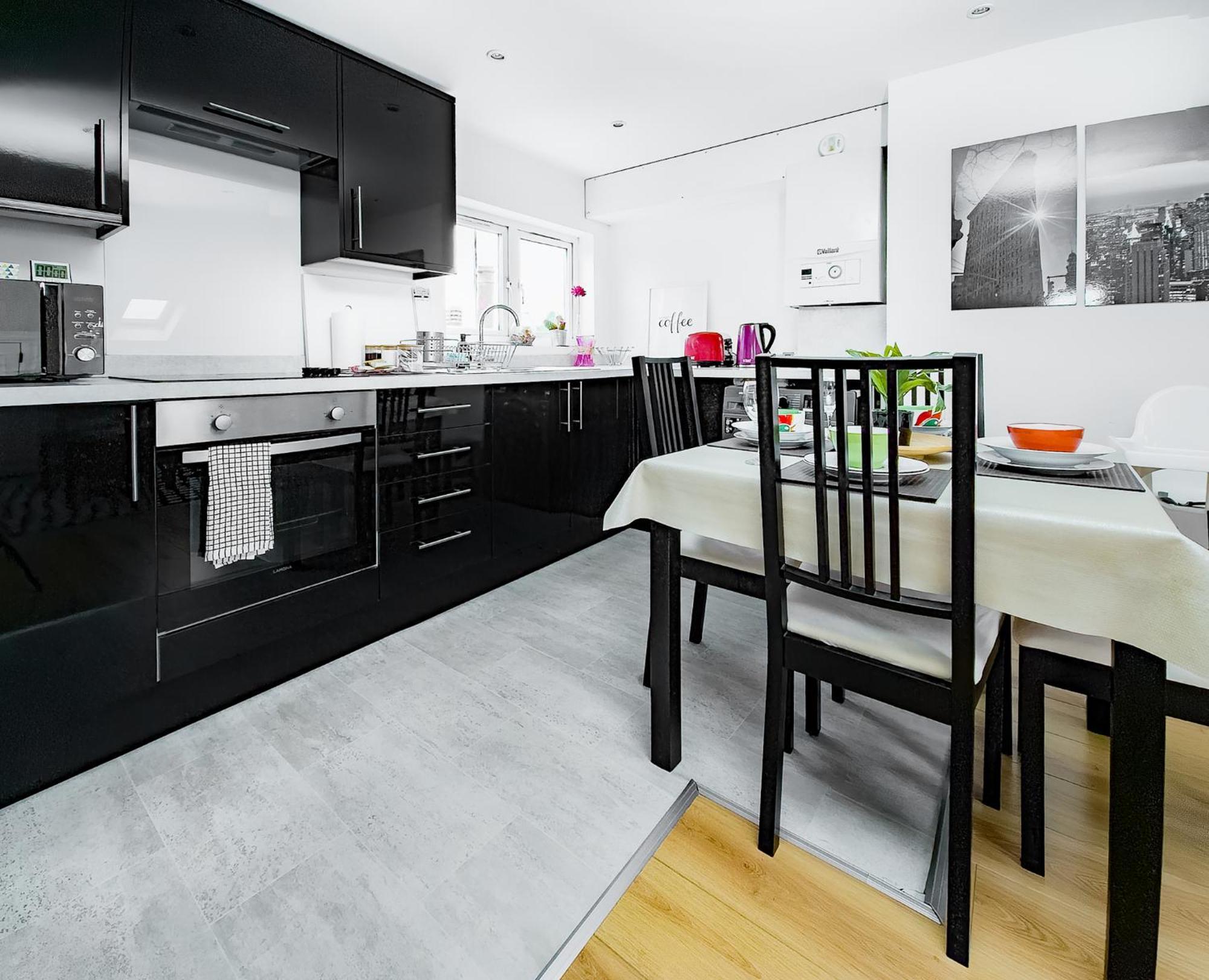 Charming London Home, Opp Arnos Grove Underground Station, Parking New Southgate Dış mekan fotoğraf