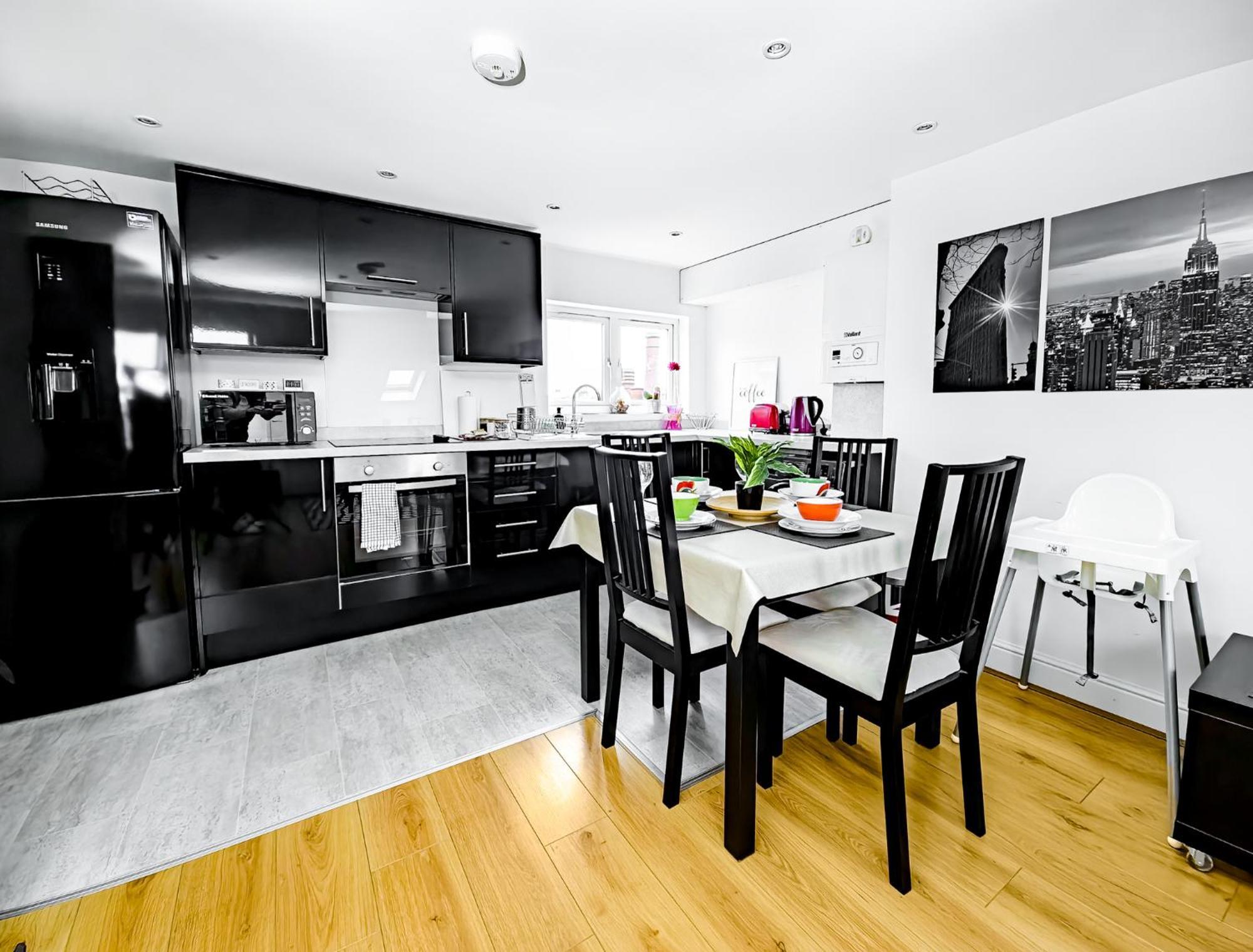Charming London Home, Opp Arnos Grove Underground Station, Parking New Southgate Dış mekan fotoğraf